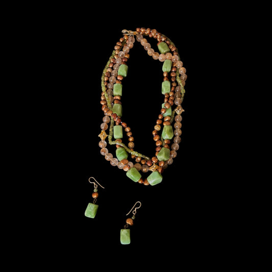 Elegant Necklace and earrings set made of green stones and gold beads