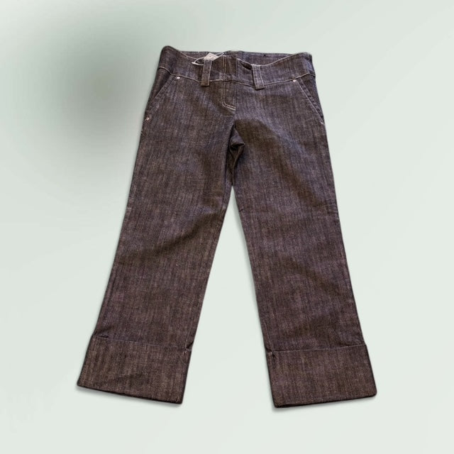 Showing the back of the cropped Jeans with cuff bottom