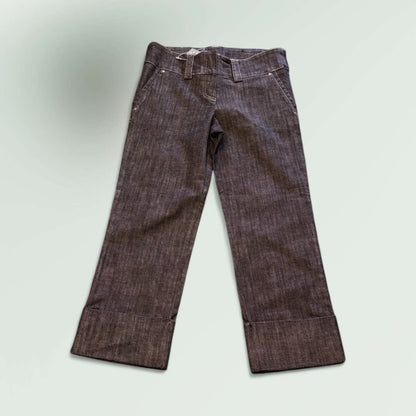 Showing the back of the cropped Jeans with cuff bottom