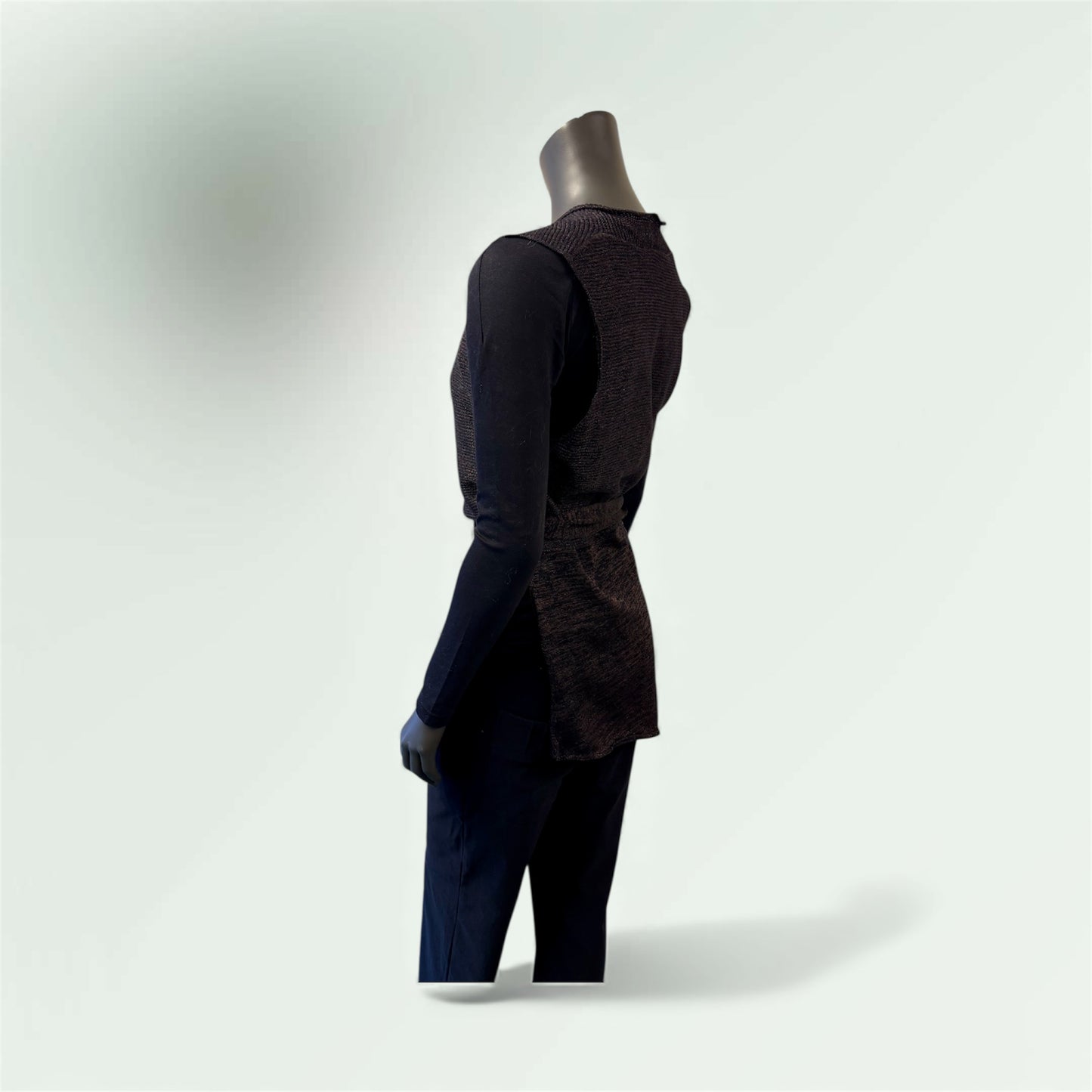 side view of the black Gilet